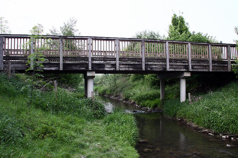 Holzbrücke am Massener Bach.JPG - Holzbrücke am Nebelweg über den Massener Bach